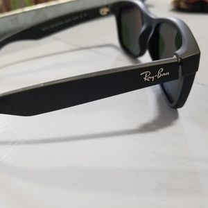 Black frame Ray bans